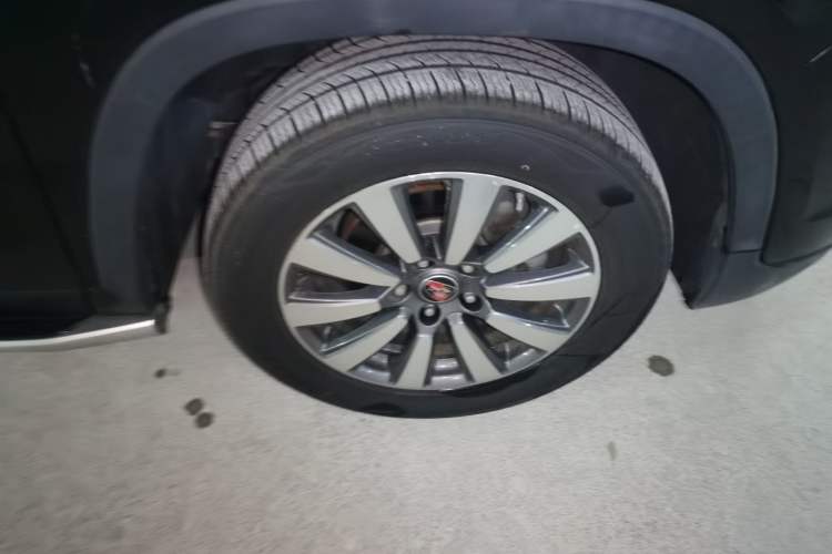 Used Roewe RX8 2019 30T Smart Connectivity Two-Wheel Drive Supreme Flagship Edition Right Front Wheel Hub