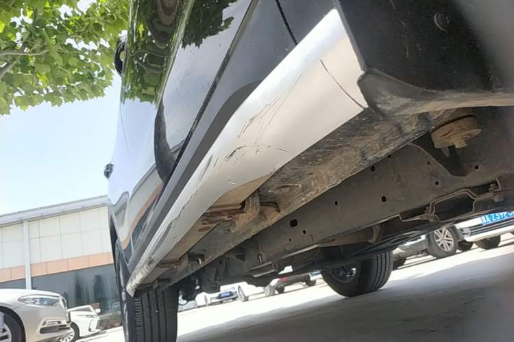 Used Roewe RX8 2019 30T Smart Connectivity Two-Wheel Drive Supreme Flagship Edition Right Side Sill