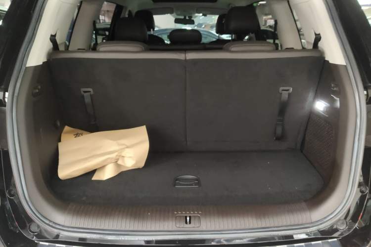 Used Roewe RX8 2019 30T Smart Connectivity Two-Wheel Drive Supreme Flagship Edition Trunk