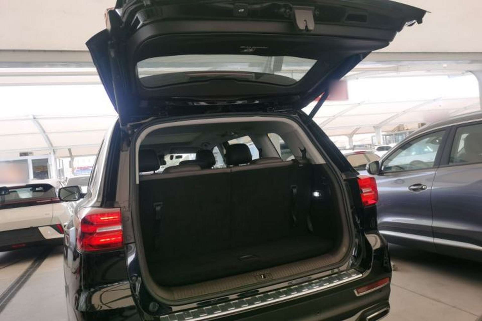 Used Roewe RX8 2019 30T Smart Connectivity Four-Wheel Drive Supreme Flagship Edition Trunk