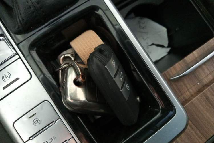 Used Roewe RX8 2019 30T Smart Connectivity Two-Wheel Drive Supreme Flagship Edition Vehicle Key