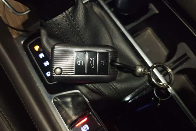 Used Roewe RX8 2019 30T Smart Connectivity Two-Wheel Drive Supreme Flagship Edition Vehicle Key