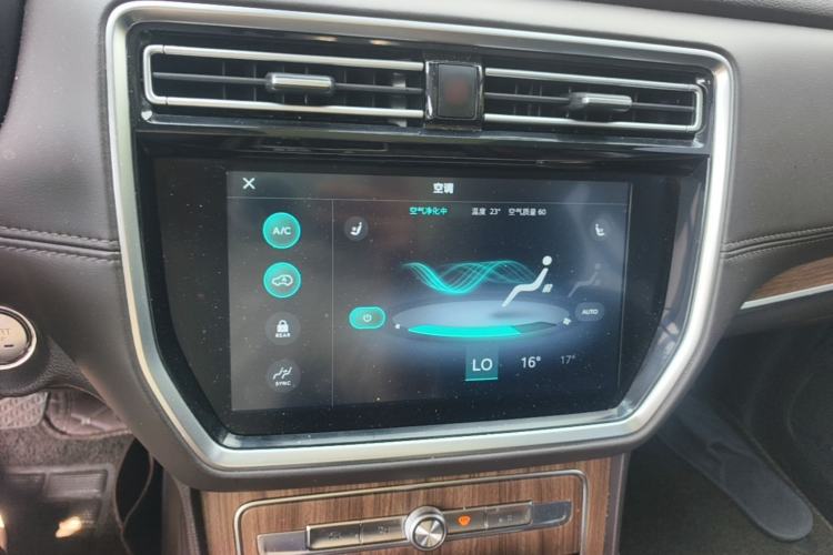 Used Roewe RX8 2019 30T Smart Connectivity Two-Wheel Drive Supreme Flagship Edition Audio And AC Panel