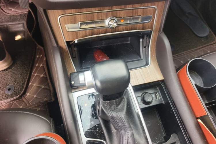 Used Roewe RX8 2019 30T Smart Connectivity Two-Wheel Drive Supreme Flagship Edition Gear Lever