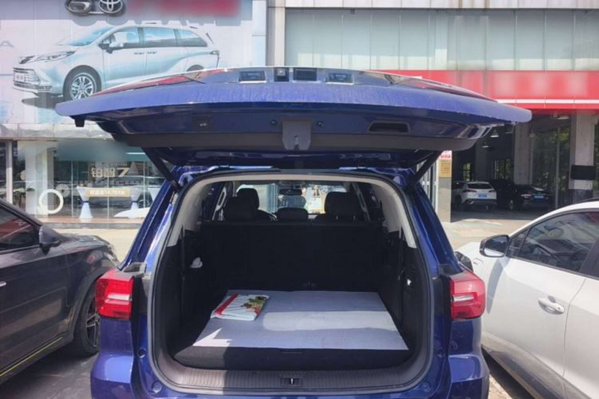 Used Roewe RX8 2019 30T Smart Connectivity Two-Wheel Drive Supreme Flagship Edition Trunk