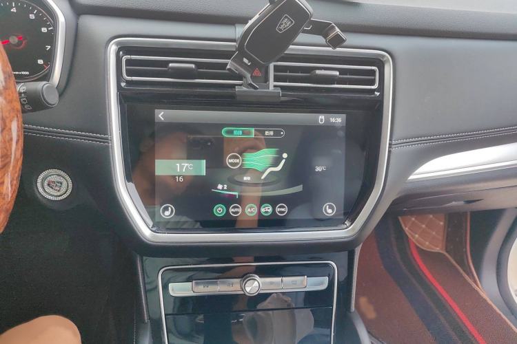 Used Roewe RX8 2019 30T Two-Wheel Drive Supreme Flagship Edition Audio And AC Panel