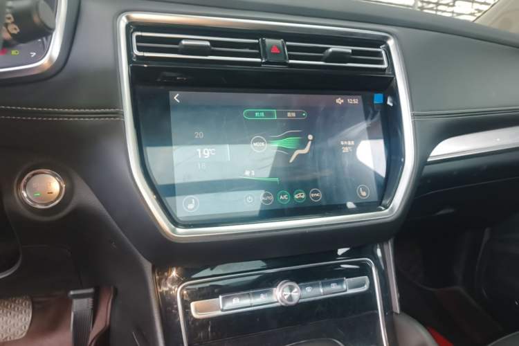 Used Roewe RX8 2019 30T Two-Wheel Drive Supreme Flagship Edition Audio And AC Panel