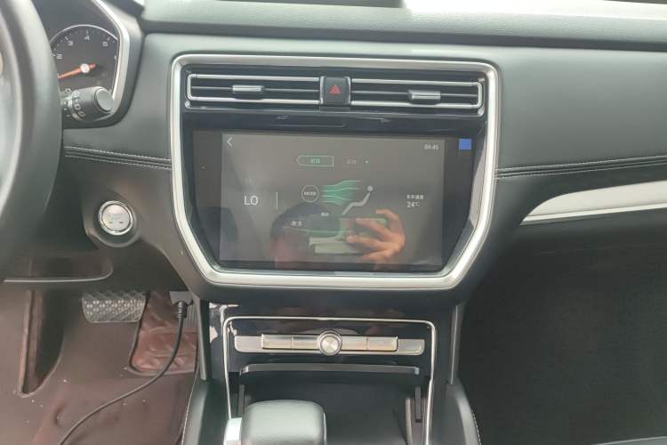 Used Roewe RX8 2019 30T Two-Wheel Drive Supreme Flagship Edition Audio And AC Panel