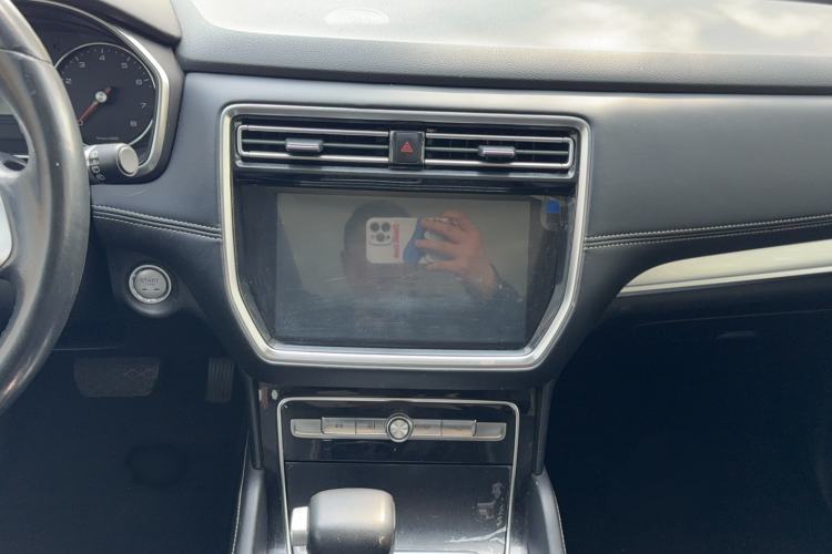 Used Roewe RX8 2019 30T Two-Wheel Drive Supreme Flagship Edition Audio And AC Panel