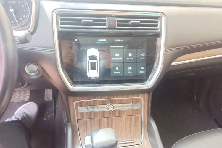 Used Roewe RX8 2019 30T Smart Connectivity Two-Wheel Drive Supreme Flagship Edition Audio And AC Panel
