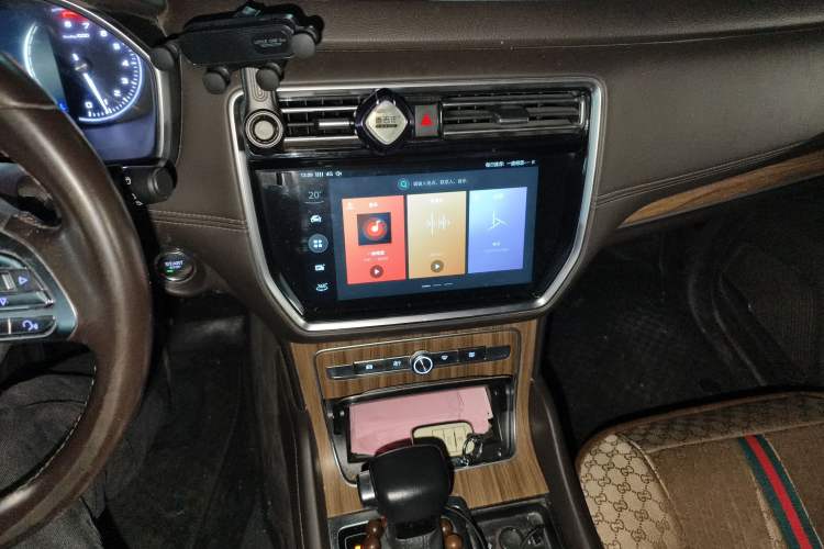 Used Roewe RX8 2019 30T Smart Connectivity Four-Wheel Drive Supreme Flagship Edition Audio And AC Panel