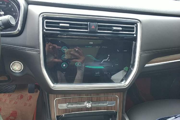 Used Roewe RX8 2019 30T Smart Connectivity Two-Wheel Drive Supreme Flagship Edition Audio And AC Panel