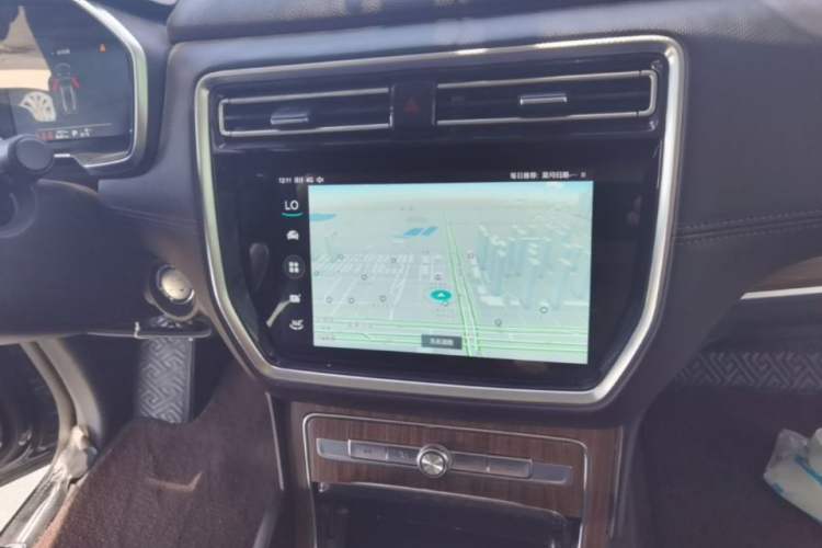 Used Roewe RX8 2019 30T Smart Connectivity Two-Wheel Drive Supreme Flagship Edition Audio And AC Panel