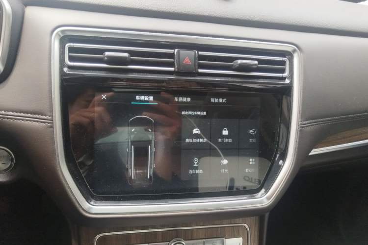 Used Roewe RX8 2019 30T Smart Connectivity Four-Wheel Drive Supreme Flagship Edition Audio And AC Panel