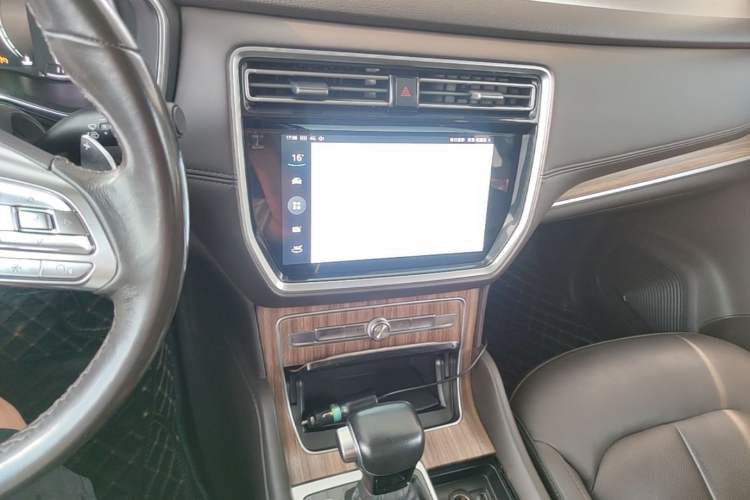 Used Roewe RX8 2019 30T Smart Connectivity Two-Wheel Drive Supreme Flagship Edition Audio And AC Panel