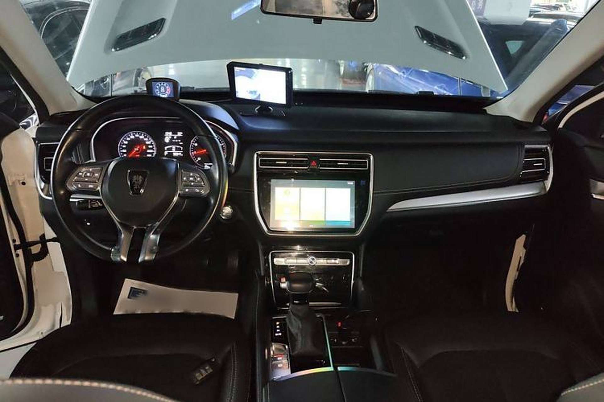 Used Roewe RX8 2019 30T Two-Wheel Drive Supreme Flagship Edition Center Console