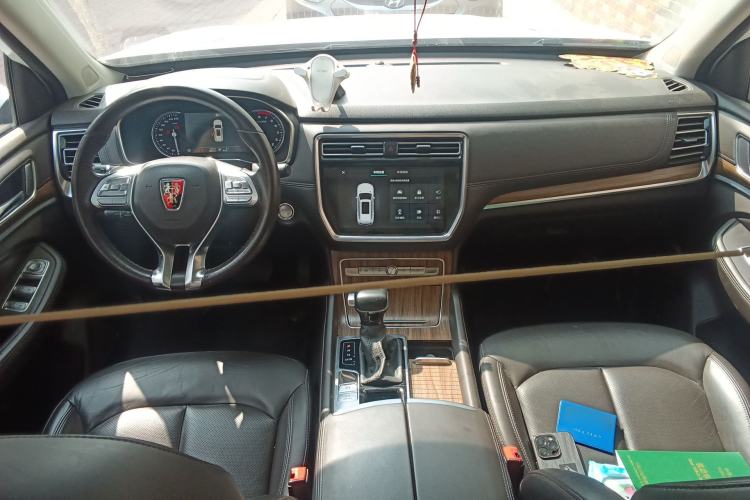 Used Roewe RX8 2019 30T Smart Connectivity Two-Wheel Drive Supreme Flagship Edition Center Console