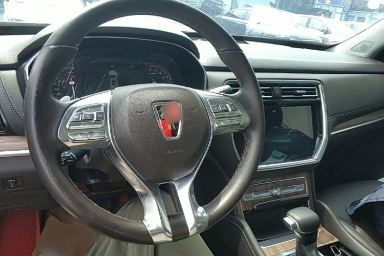 Used Roewe RX8 2019 30T Smart Connectivity Two-Wheel Drive Supreme Flagship Edition Center Console
