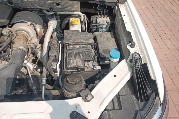 Used Roewe RX8 2019 30T Smart Connectivity Two-Wheel Drive Supreme Flagship Edition Engine Bay Left