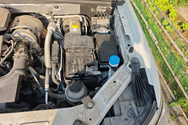 Used Roewe RX8 2019 30T Two-Wheel Drive Supreme Flagship Edition Engine Bay Left
