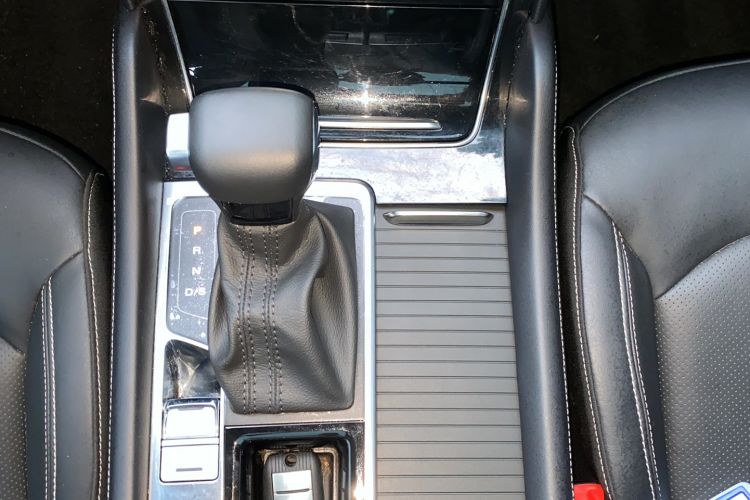 Used Roewe RX8 2019 30T Two-Wheel Drive Supreme Flagship Edition Gear Lever