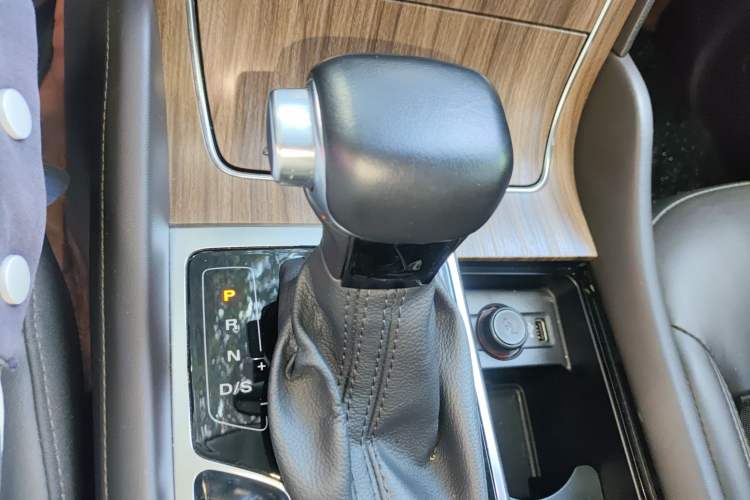 Used Roewe RX8 2019 30T Smart Connectivity Two-Wheel Drive Supreme Flagship Edition Gear Lever