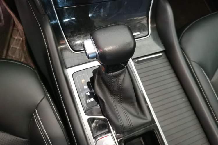 Used Roewe RX8 2019 30T Smart Connectivity Two-Wheel Drive Supreme Flagship Edition Gear Lever