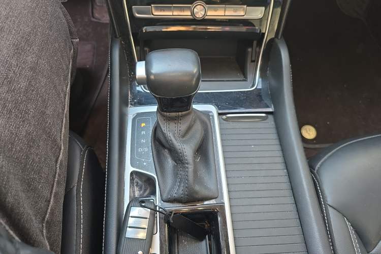 Used Roewe RX8 2019 30T Two-Wheel Drive Supreme Flagship Edition Gear Lever