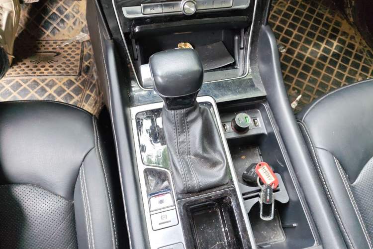 Used Roewe RX8 2019 30T Two-Wheel Drive Supreme Flagship Edition Gear Lever