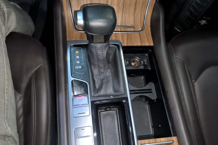 Used Roewe RX8 2019 30T Smart Connectivity Two-Wheel Drive Supreme Flagship Edition Gear Lever