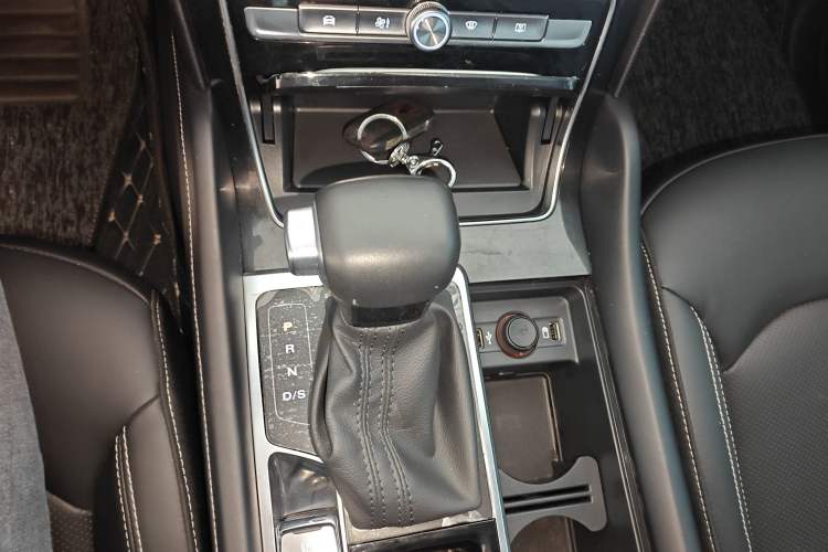 Used Roewe RX8 2019 30T Two-Wheel Drive Supreme Flagship Edition Gear Lever