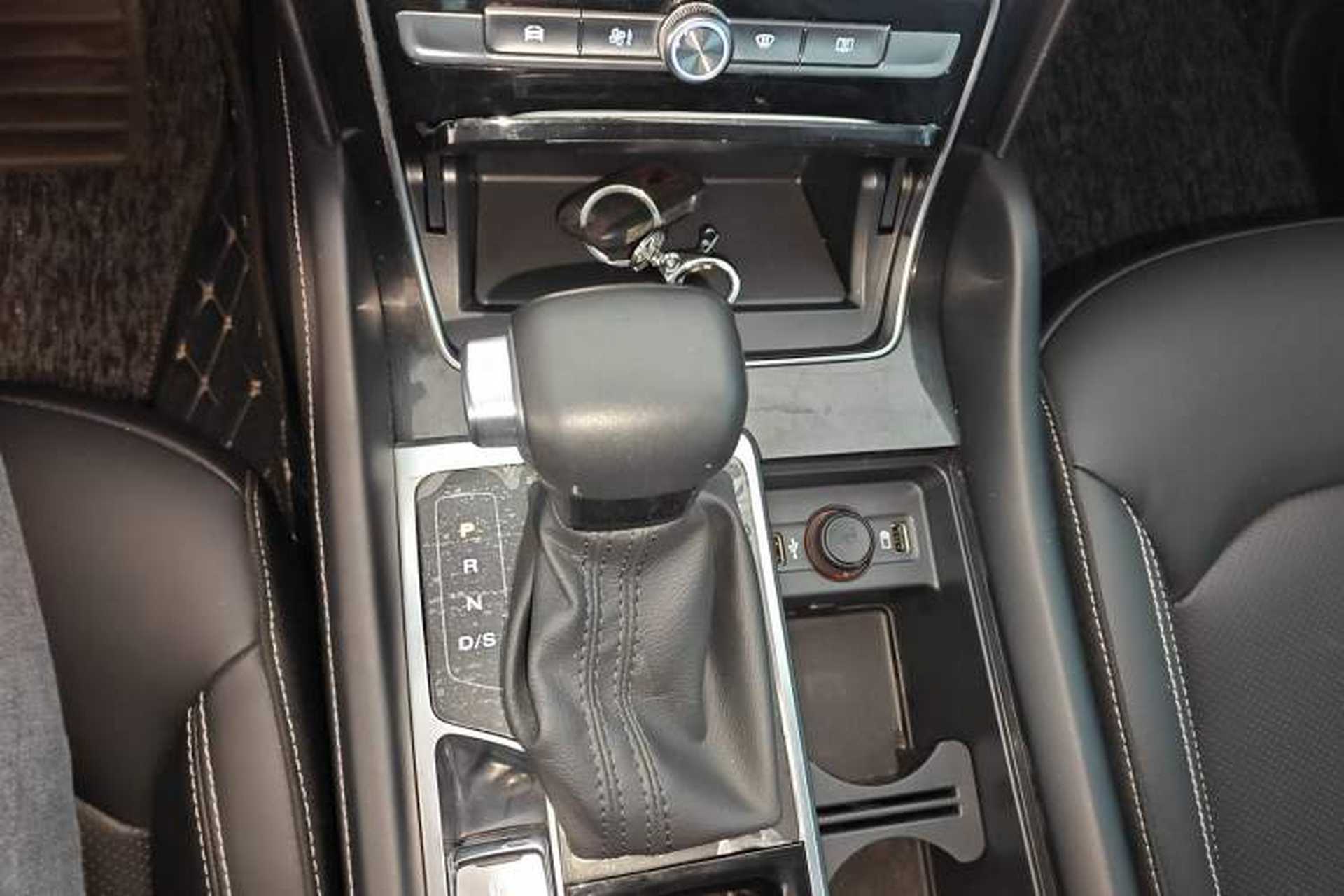 Used Roewe RX8 2019 30T Two-Wheel Drive Supreme Flagship Edition Gear Lever