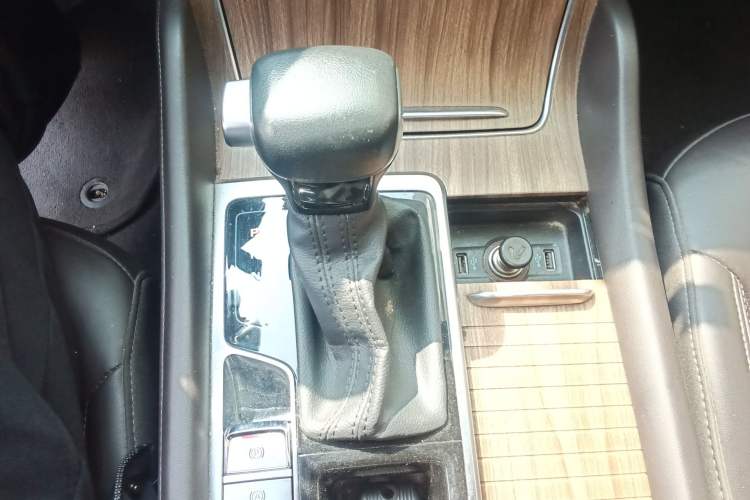 Used Roewe RX8 2019 30T Smart Connectivity Two-Wheel Drive Supreme Flagship Edition Gear Lever
