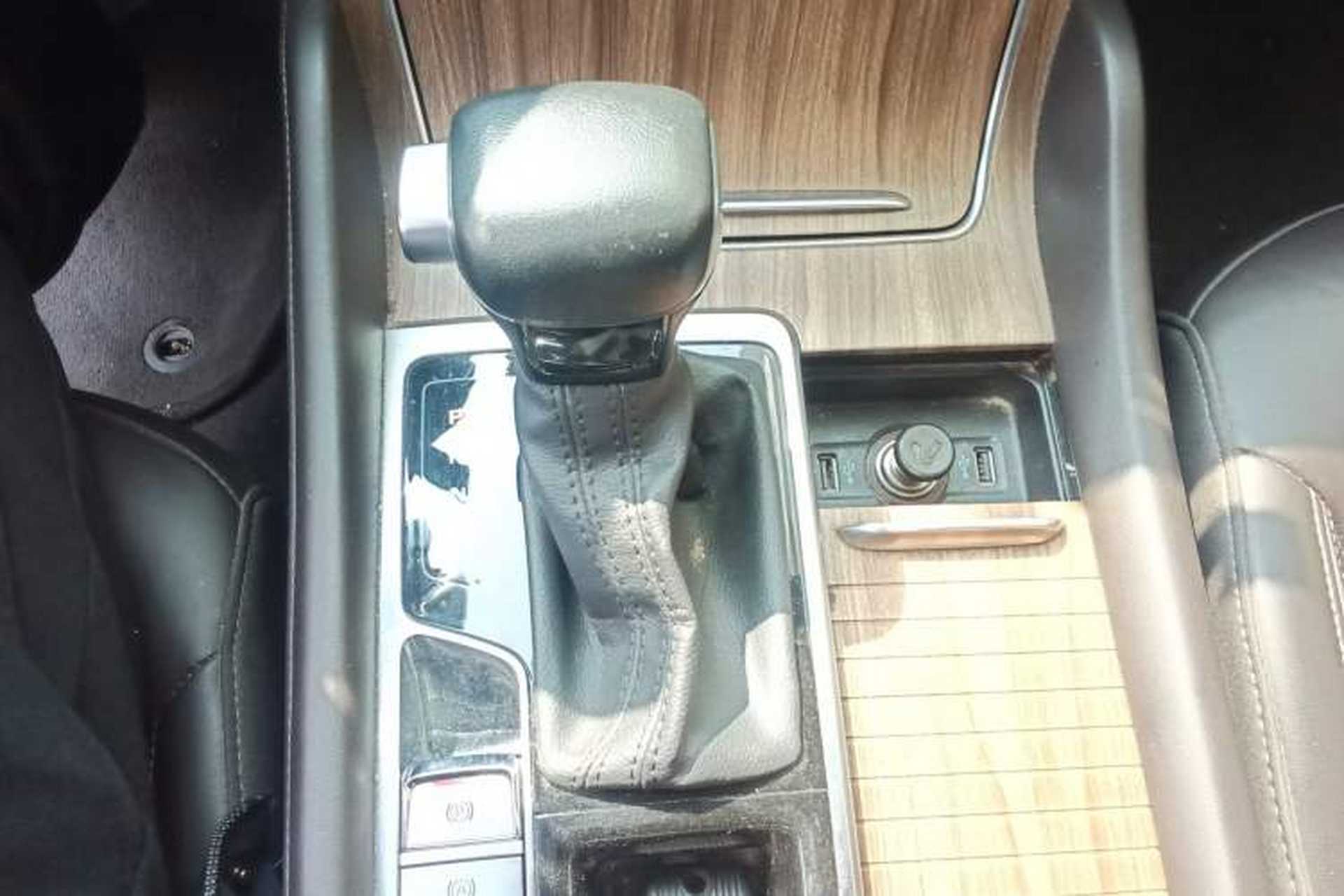 Used Roewe RX8 2019 30T Smart Connectivity Two-Wheel Drive Supreme Flagship Edition Gear Lever