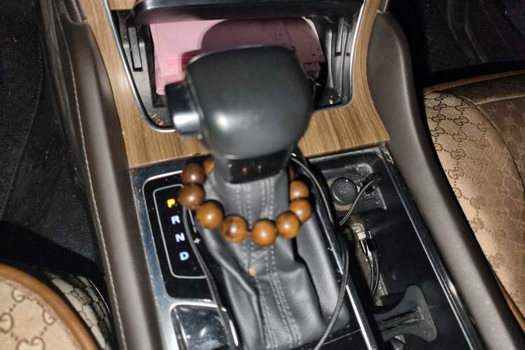 Used Roewe RX8 2019 30T Smart Connectivity Four-Wheel Drive Supreme Flagship Edition Gear Lever
