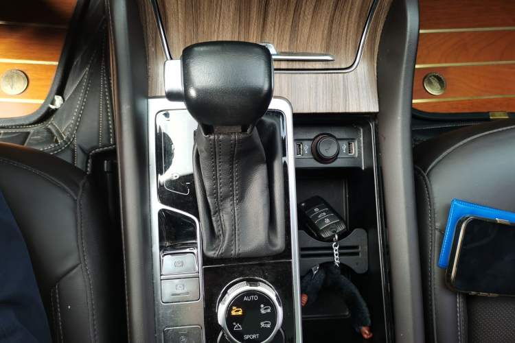 Used Roewe RX8 2019 30T Smart Connectivity All-Wheel Drive Supreme Edition Gear Lever