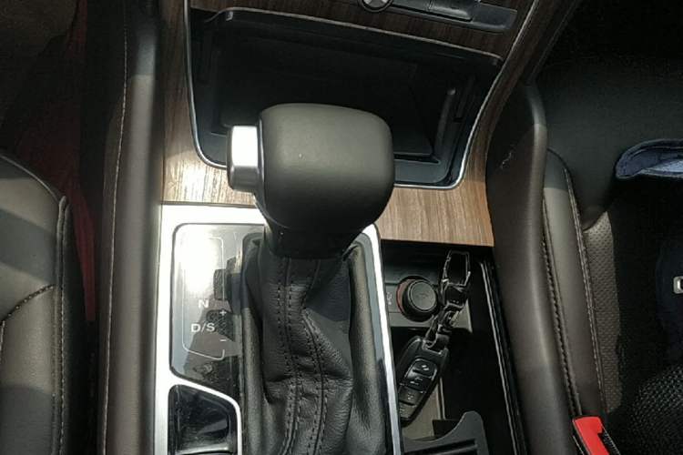 Used Roewe RX8 2019 30T Smart Connectivity Two-Wheel Drive Supreme Flagship Edition Gear Lever
