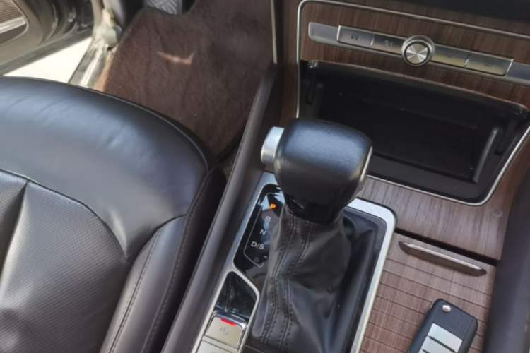 Used Roewe RX8 2019 30T Smart Connectivity Two-Wheel Drive Supreme Flagship Edition Gear Lever