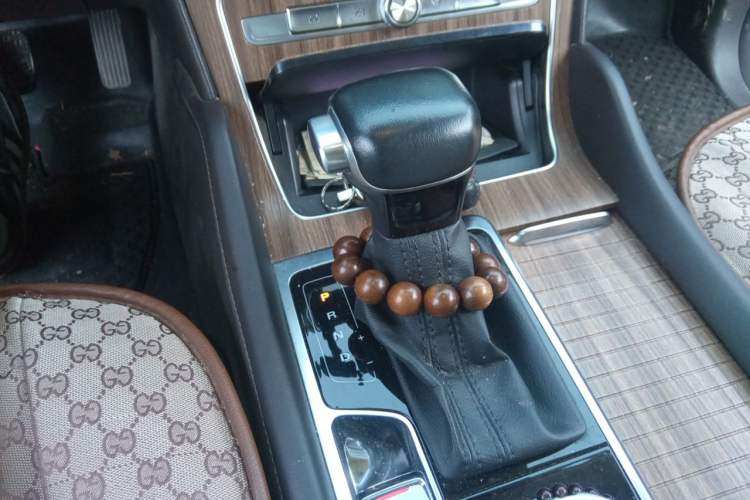 Used Roewe RX8 2019 30T Smart Connectivity Four-Wheel Drive Supreme Flagship Edition Gear Lever