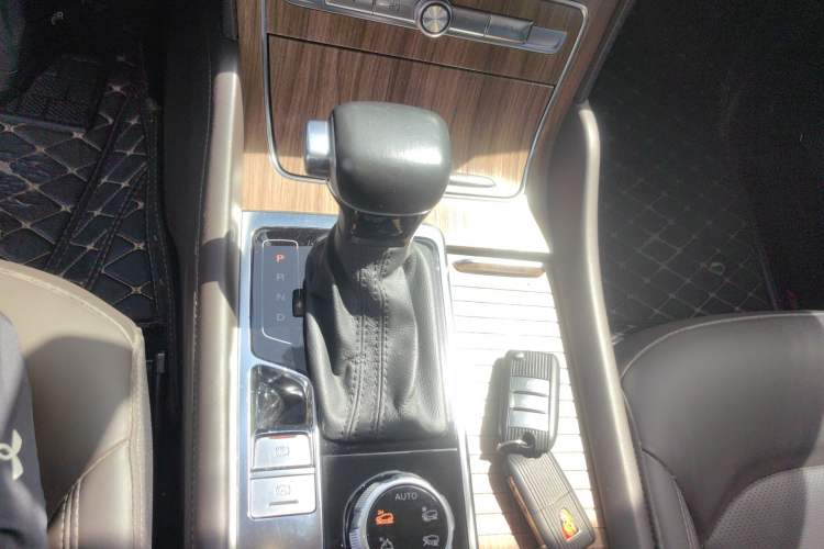 Used Roewe RX8 2019 30T Smart Connectivity Four-Wheel Drive Supreme Flagship Edition Gear Lever