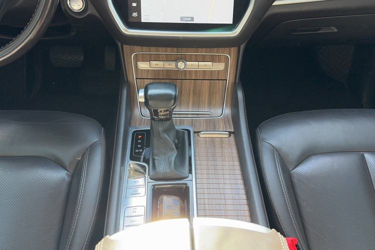 Used Roewe RX8 2019 30T Smart Connectivity Two-Wheel Drive Supreme Flagship Edition Gear Lever