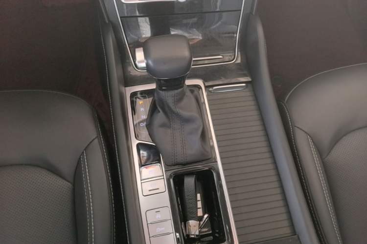 Used Roewe RX8 2019 30T Two-Wheel Drive Supreme Flagship Edition Gear Lever