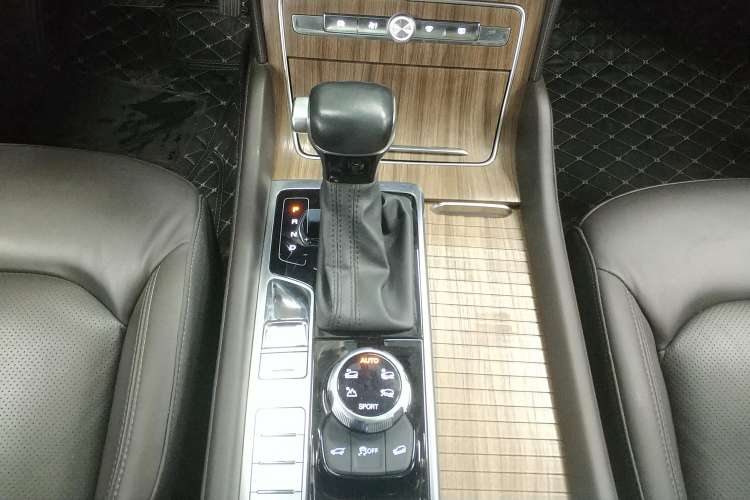 Used Roewe RX8 2019 30T Smart Connectivity Four-Wheel Drive Supreme Flagship Edition Gear Lever
