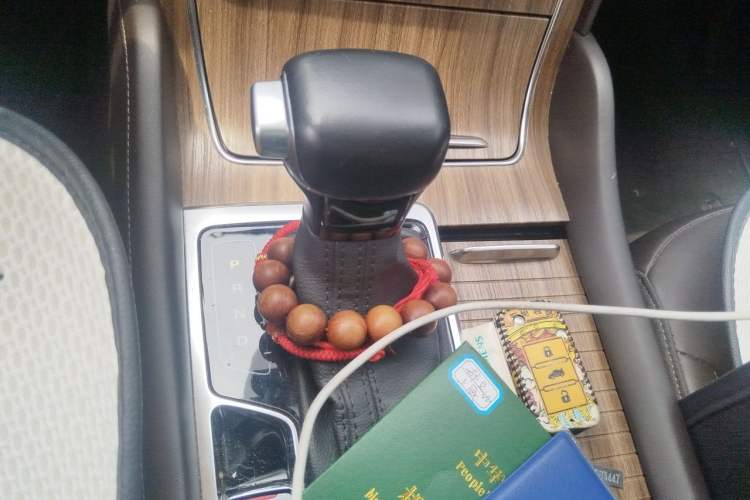 Used Roewe RX8 2019 30T Smart Connectivity Four-Wheel Drive Supreme Flagship Edition Gear Lever
