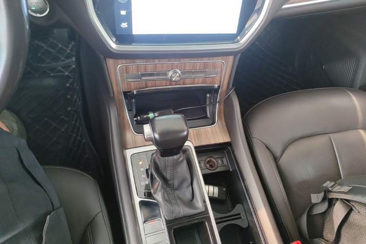 Used Roewe RX8 2019 30T Smart Connectivity Two-Wheel Drive Supreme Flagship Edition Gear Lever