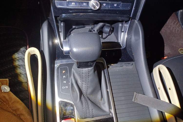 Used Roewe RX8 2019 30T Two-Wheel Drive Supreme Flagship Edition Gear Lever