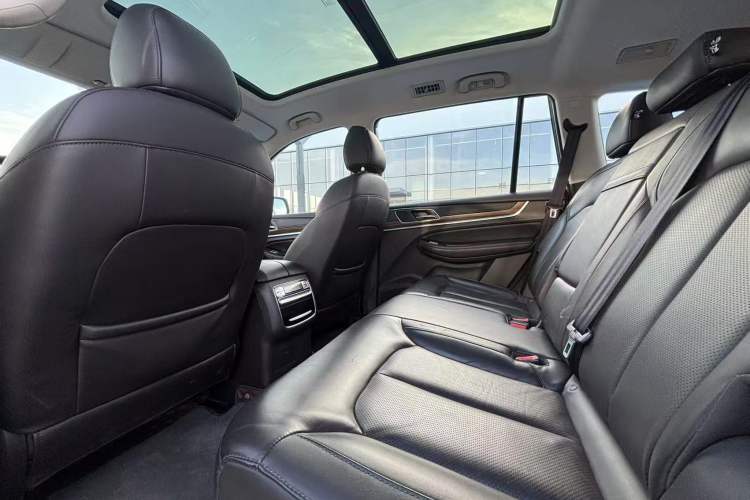 Used Roewe RX8 2019 30T Smart Connectivity Two-Wheel Drive Supreme Flagship Edition Interior 3