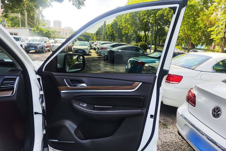 Used Roewe RX8 2019 30T Smart Connectivity Two-Wheel Drive Supreme Flagship Edition Interior 4