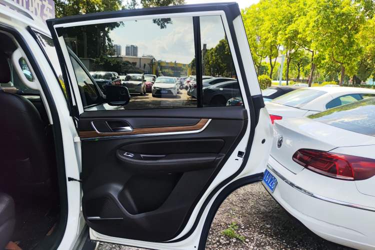 Used Roewe RX8 2019 30T Smart Connectivity Two-Wheel Drive Supreme Flagship Edition Interior 5