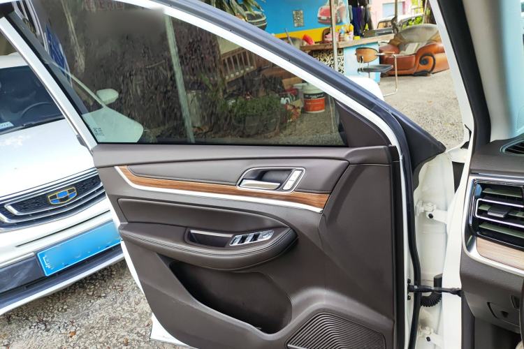 Used Roewe RX8 2019 30T Smart Connectivity Two-Wheel Drive Supreme Flagship Edition Interior 6